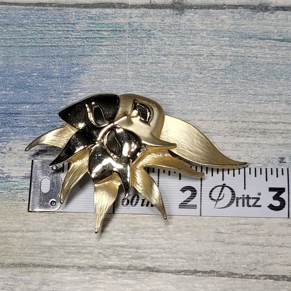 Elegant Two Face Mask Brooch. - Picture 5 of 8